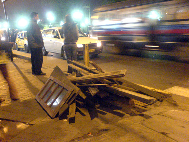 Segundo paso, recolectar madera por las calles alrededor de la galería. Encontramos un montón en la azotea de la tía de un amigo.