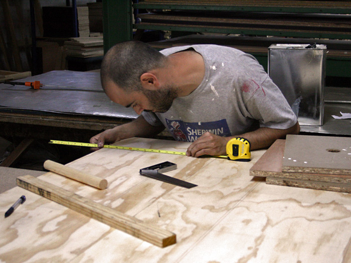 The next day we went to the factory again and started working on the structure of the Autotono. The next day we went to the factory again and started working on the structure of the Autotono.