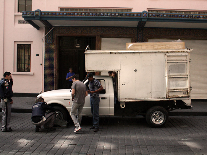 We flew to Mexico City and the next day the Autotono arrived, parked in front of the hotel and got fined in 10 seconds!!!