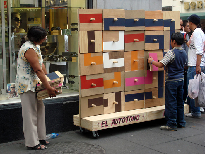 Paramos en una esquina concurrida y un niño empezó a mezclar todo en busca del diseño marrón y naranja. Su madre fue una muy buena ayudante!