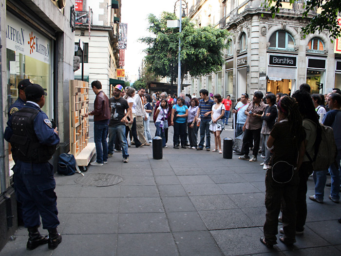 Había muchísima gente mirando y entonces decidimos acabar el diseño nosotros mismos