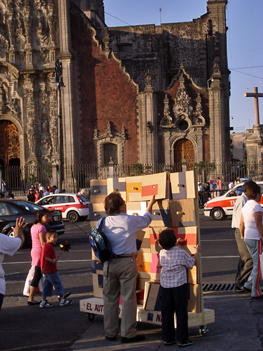 Nos fuimos a una esquina en frente de la catedral y ese niño tímido que no estaba mirando (7 fotos más arriba) nos siguió y finalmente empezó a jugar.