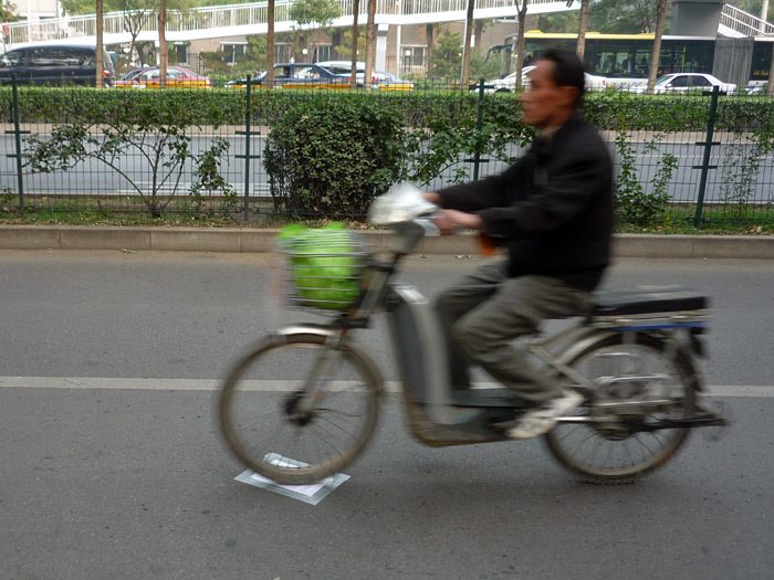 At 15:00 I stuck the device on the asphalt of Xueyuan street.