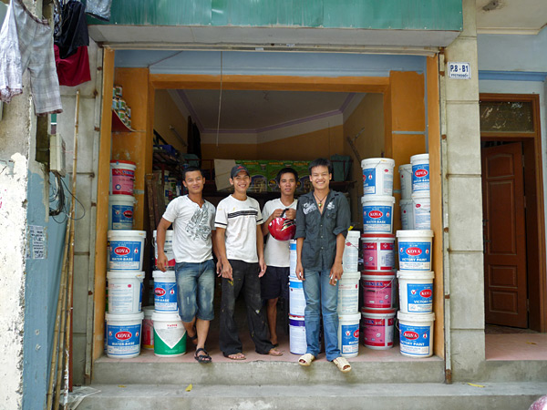 Duy, Nhi, Thăng y Bái en frente de su local en Thanh Xuân, un barrio al sur de Hanoi.