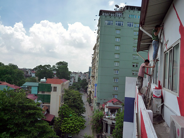 Duy and Thăng painting the fifth floor