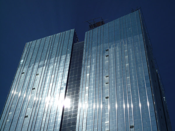The mirror building, giving you retro-light all day to be sure you get tanned on every faces!!! The mirror building, giving you retro-light all day to be sure you get tanned on every faces!!!
