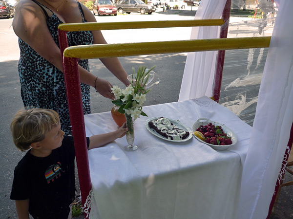 One morning, Chris and Joanna prepared a very special breakfast for me. She told me that as I was always working outside in front of everybody, she wanted to give me a moment of privacy.